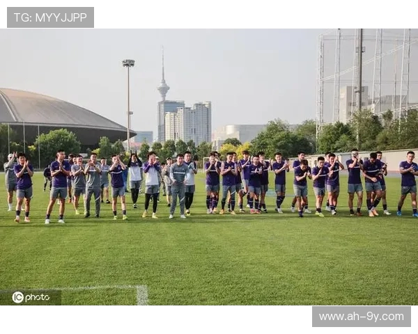 专业训练足球鞋比赛款设计与性能解析提升球员竞技表现